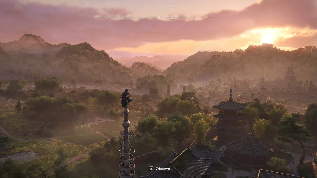 Assassin's Creed Shadows: героиня на шпиле пагоды на рассвете, внизу японская деревня в утреннем тумане