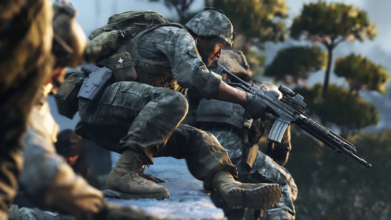 Отряд Modern Warfare 4 перебирается по скальному уступу над лесом, боец в камуфляже держит автомат наготове