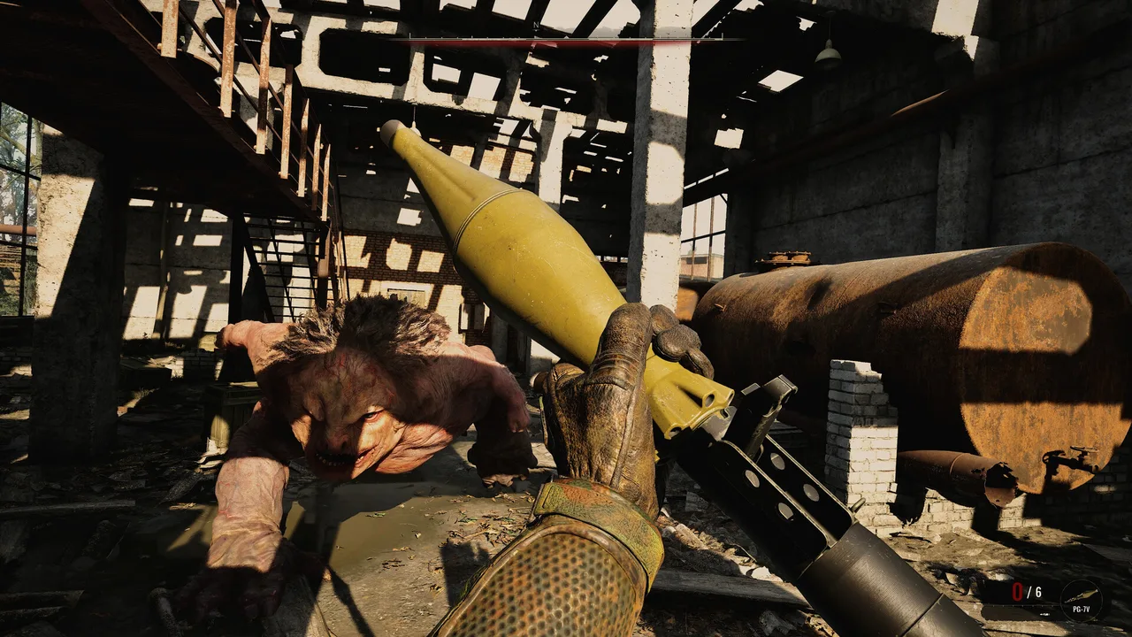 Бой в S.T.A.L.K.E.R. 2: мутант бросается на сталкера в заброшенном цеху, в руках у героя гранатомёт с реактивной гранатой