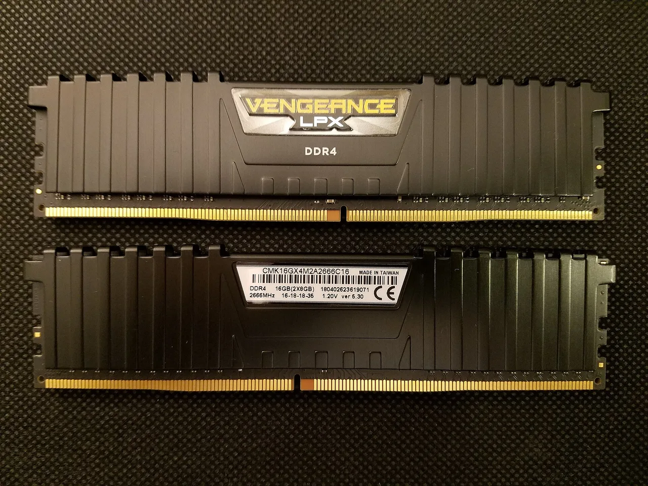 Два модуля оперативной памяти DDR4 по 8 ГБ — комплект на 16 ГБ для работы в двухканальном режиме